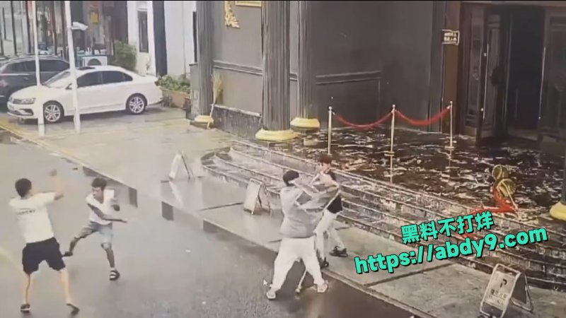 两大哥酒店门口遭菜刀狂砍2