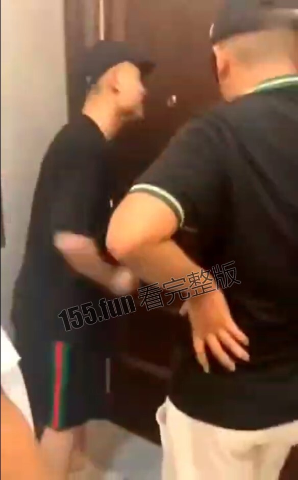 四川成都一男子带人抓奸.jpg