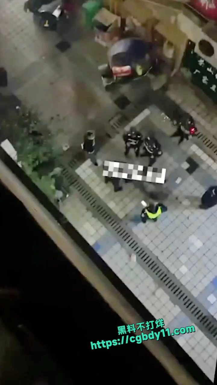 重庆女厕盗摄大神被当场捉现行 (5).jpg