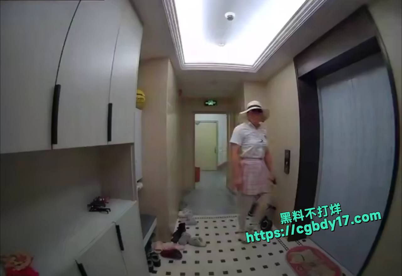 死肥仔穿JK在别人家门口发骚8
