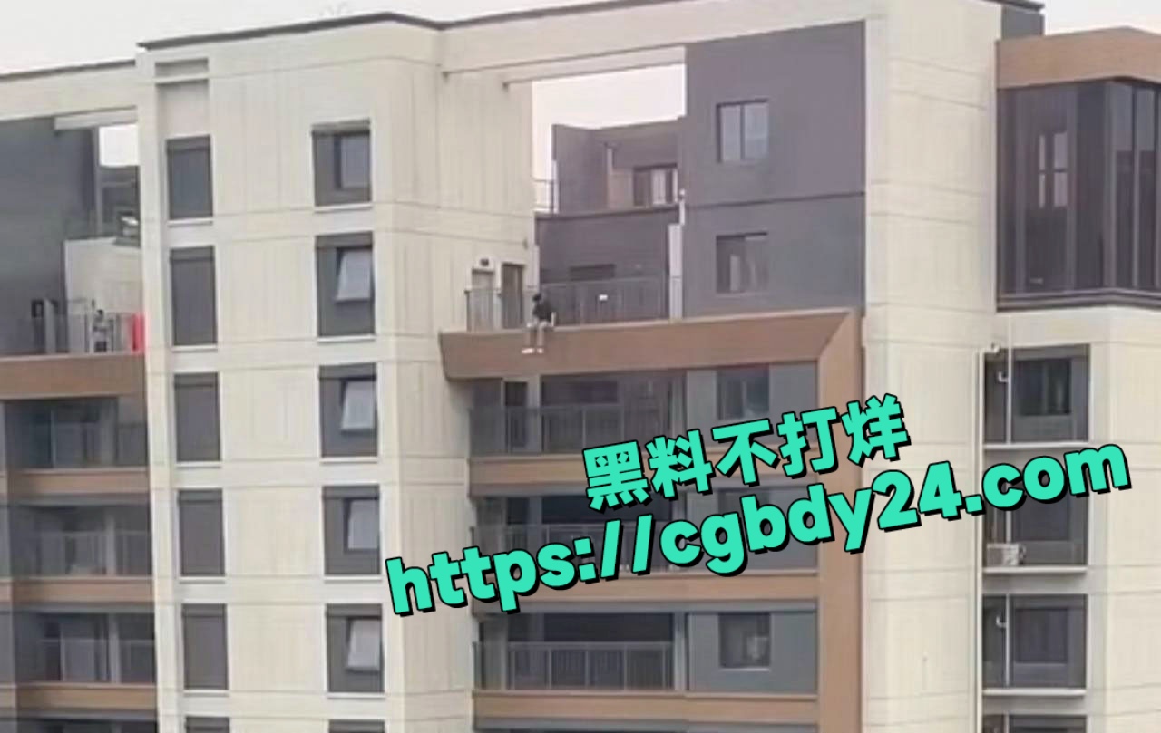 搞笑年轻人跳楼自杀没经验充气城堡已展开跳歪了4