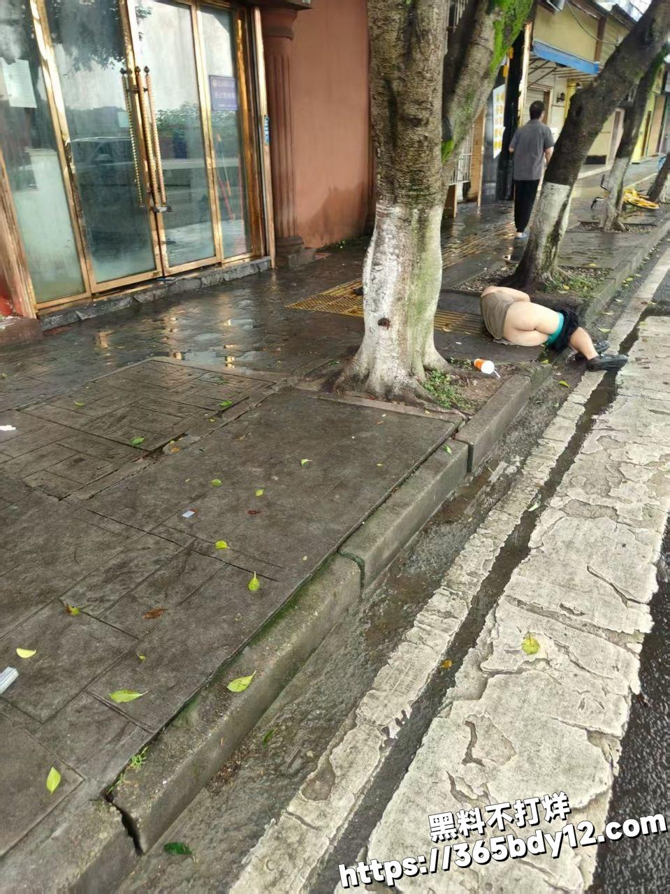男人醉酒路边睡被捡尸2