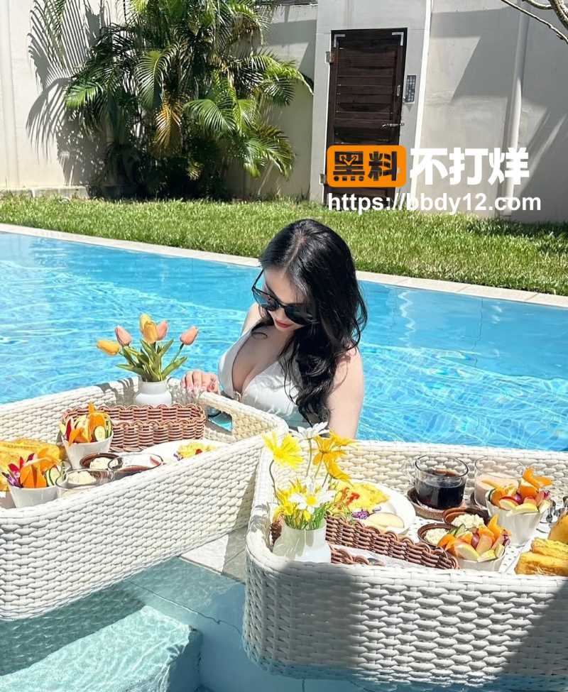 高颜值巨乳服装店老板娘11