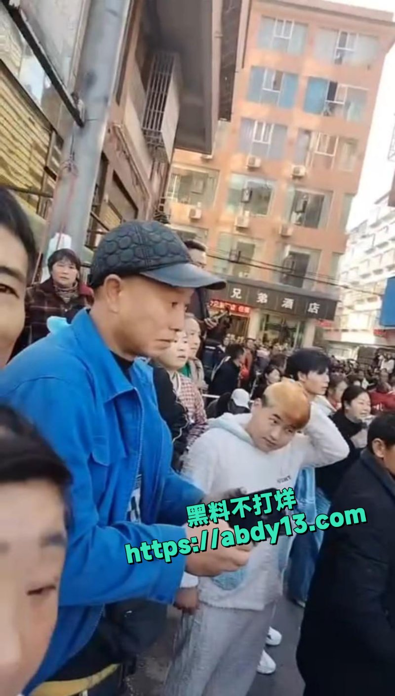 民警押送男子指认现场6