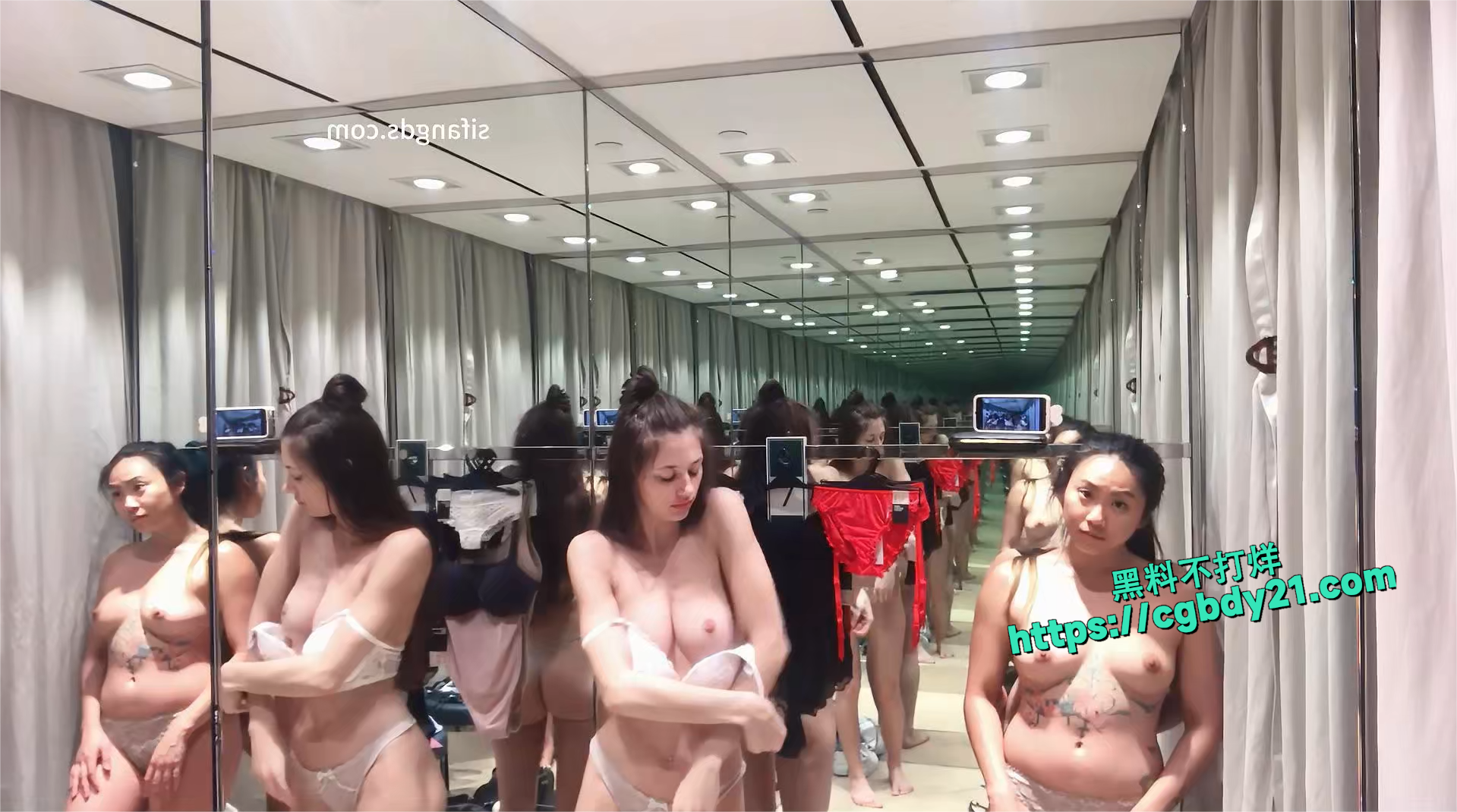 身材超正混血女神和闺蜜试衣间换衣3