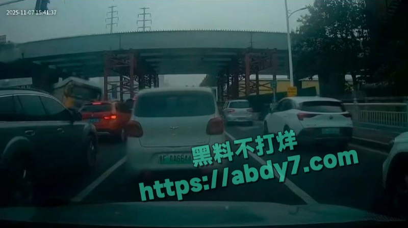 烟台渣土车侧翻掩埋两车事件详报 13
