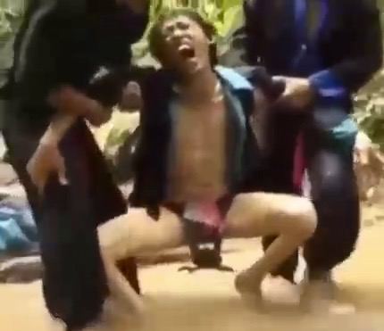 少数民族男子被螃蟹夹住蛋蛋 哈哈哈哈哈