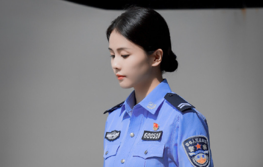 【原创首发】迷奸警察亲姐姐，这会⼉⼼还在跳 4P+19分钟视频