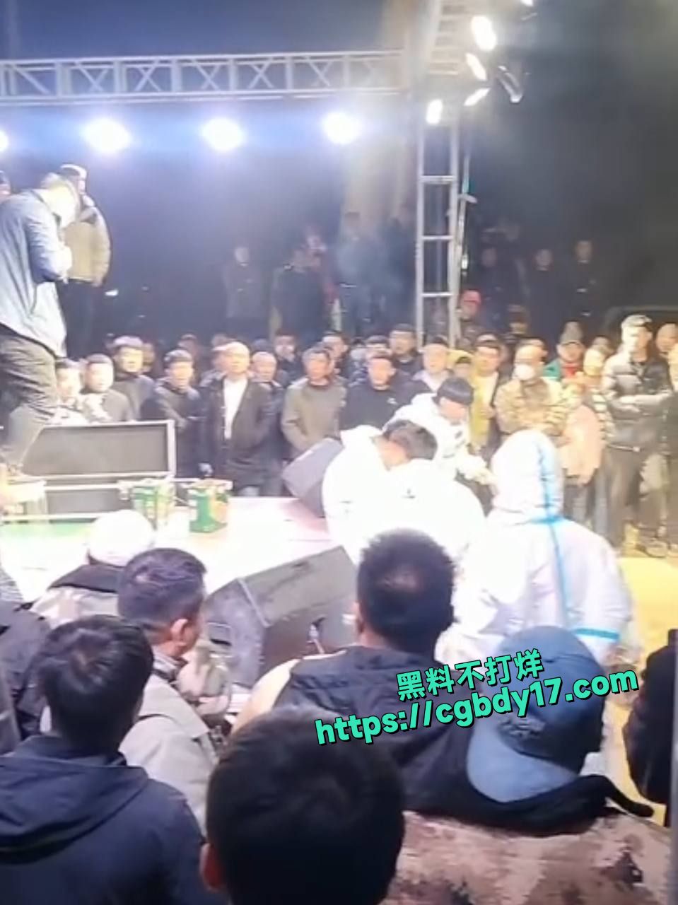 大型对棚现场低俗表演上吊5
