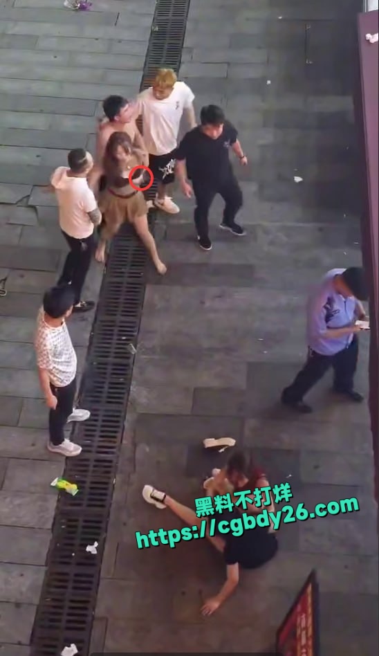 精神小妹街头撕逼现场大奶子都打的露出来了5