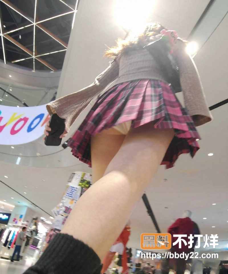 商场偷拍短裙走光福利2