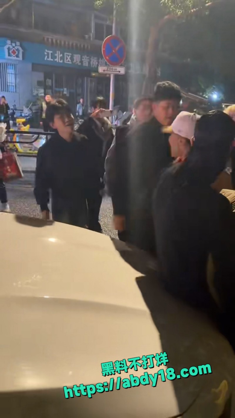 鬼佬和中国小伙发生冲突 4