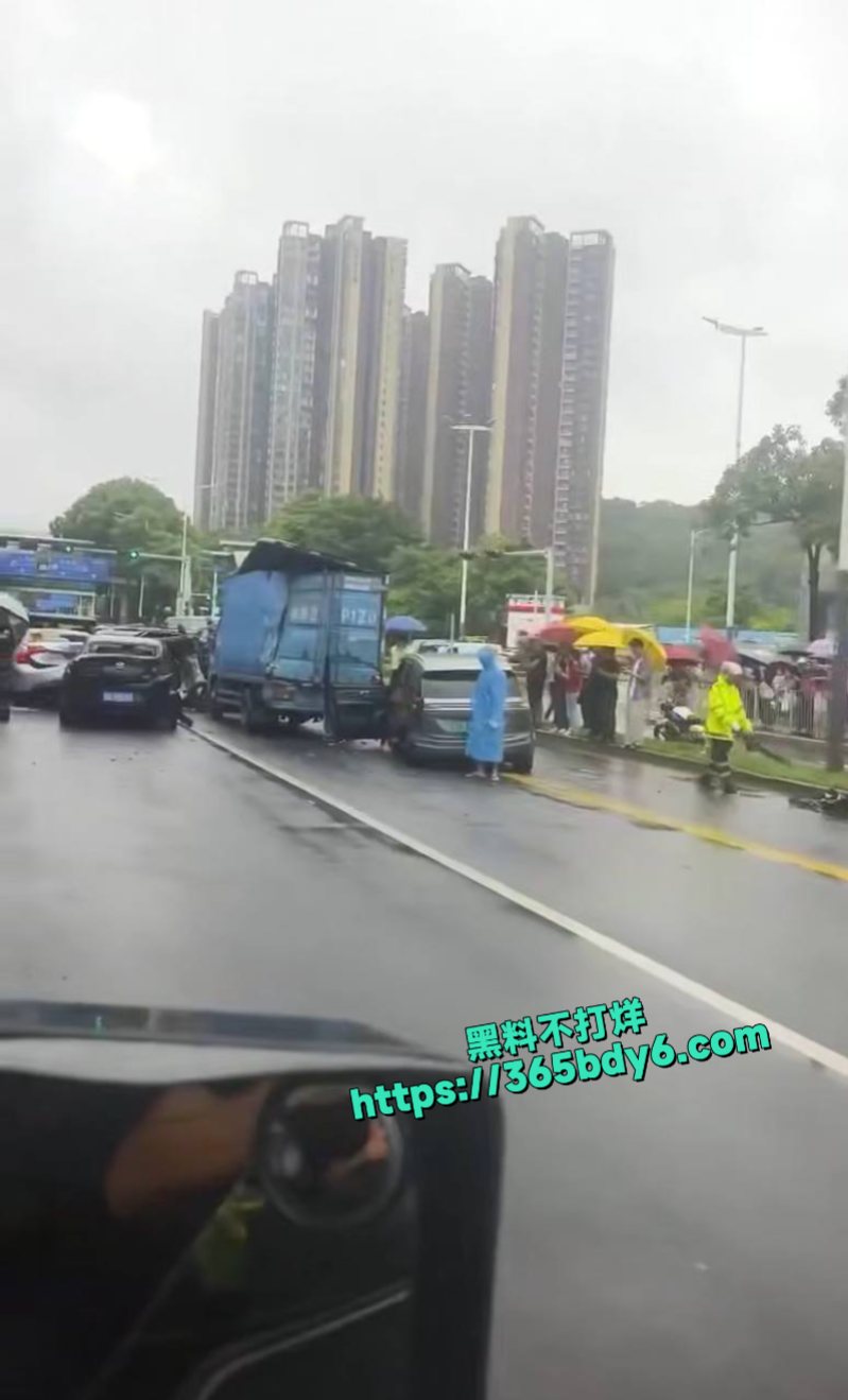 深圳荷坳地铁站突发重大交通事故2