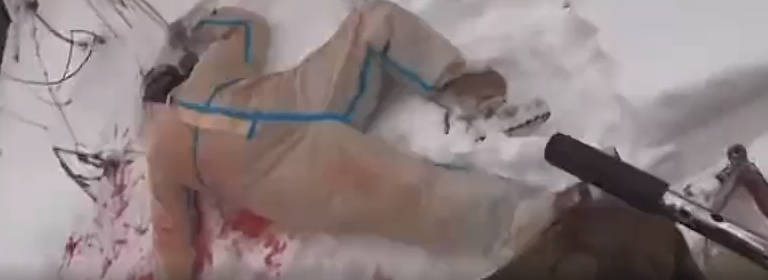 第一人称雪地摩托AK见人就开枪 冬季森林射击视频太震撼