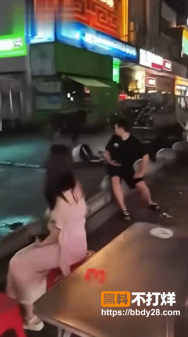 长沙万家丽地铁口黄牛撞人1