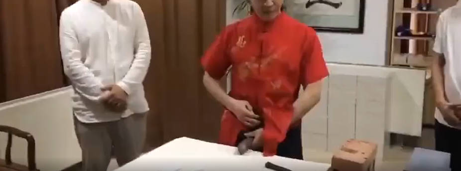 【新奇视频】大师又开始晒锤子了！铁屌功呗？咋不用锤子直接砸鸡儿呢？
