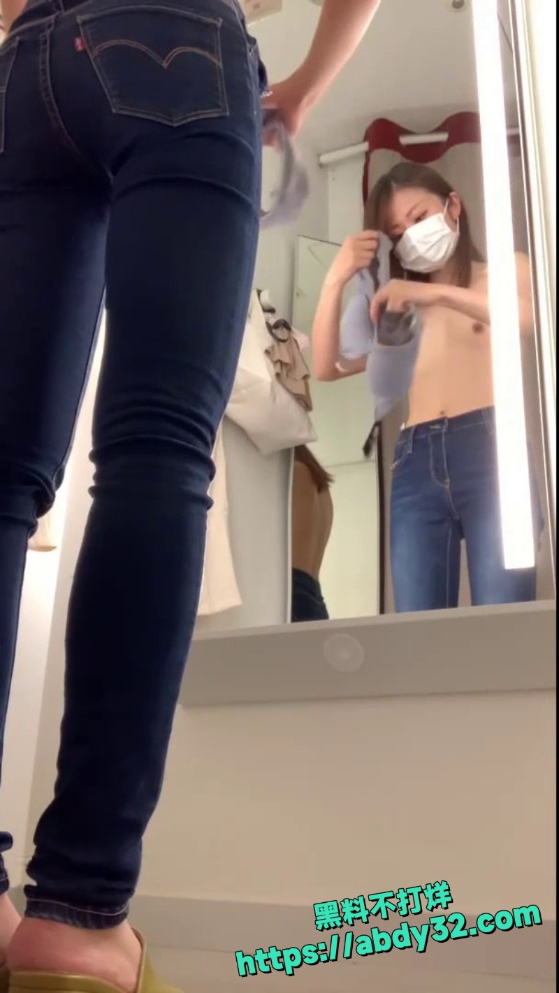 舞蹈老师买衣服的时候换衣被偷拍7