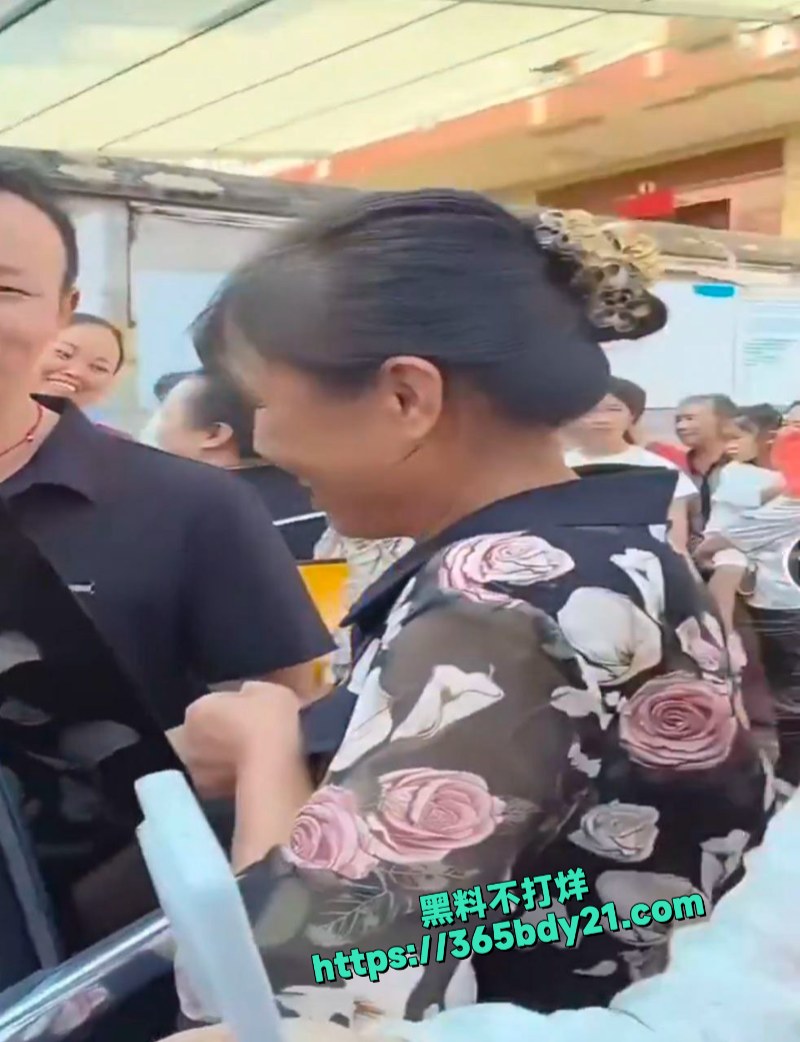 新娘下车前当众清点彩礼现金公然数钱仿佛是在似嫖娼 6