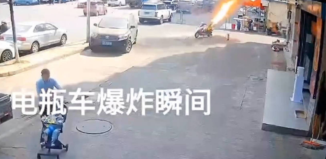 【新奇视频】电瓶车爆炸瞬间