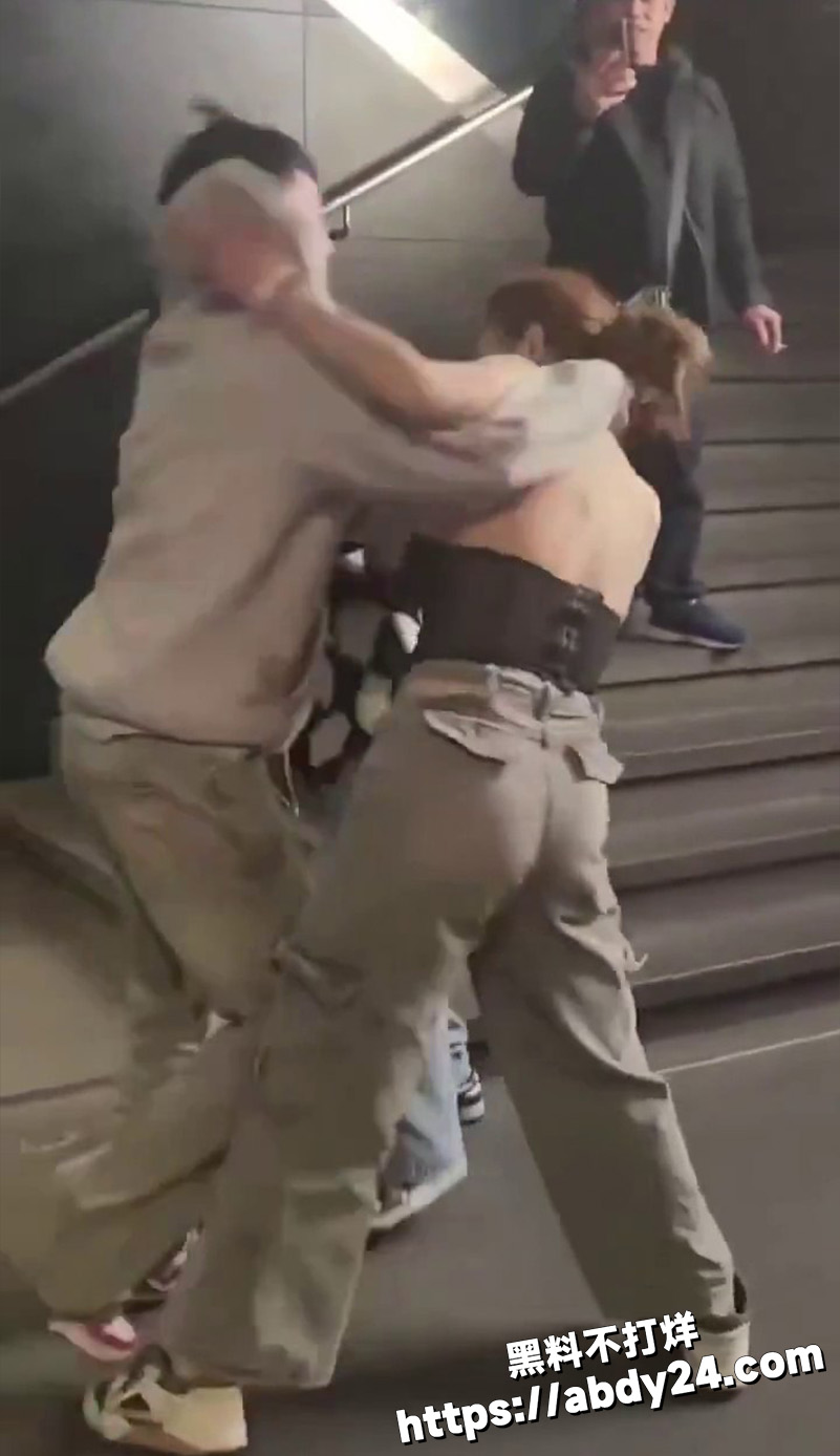 男女互殴小伙抓奶锁喉3