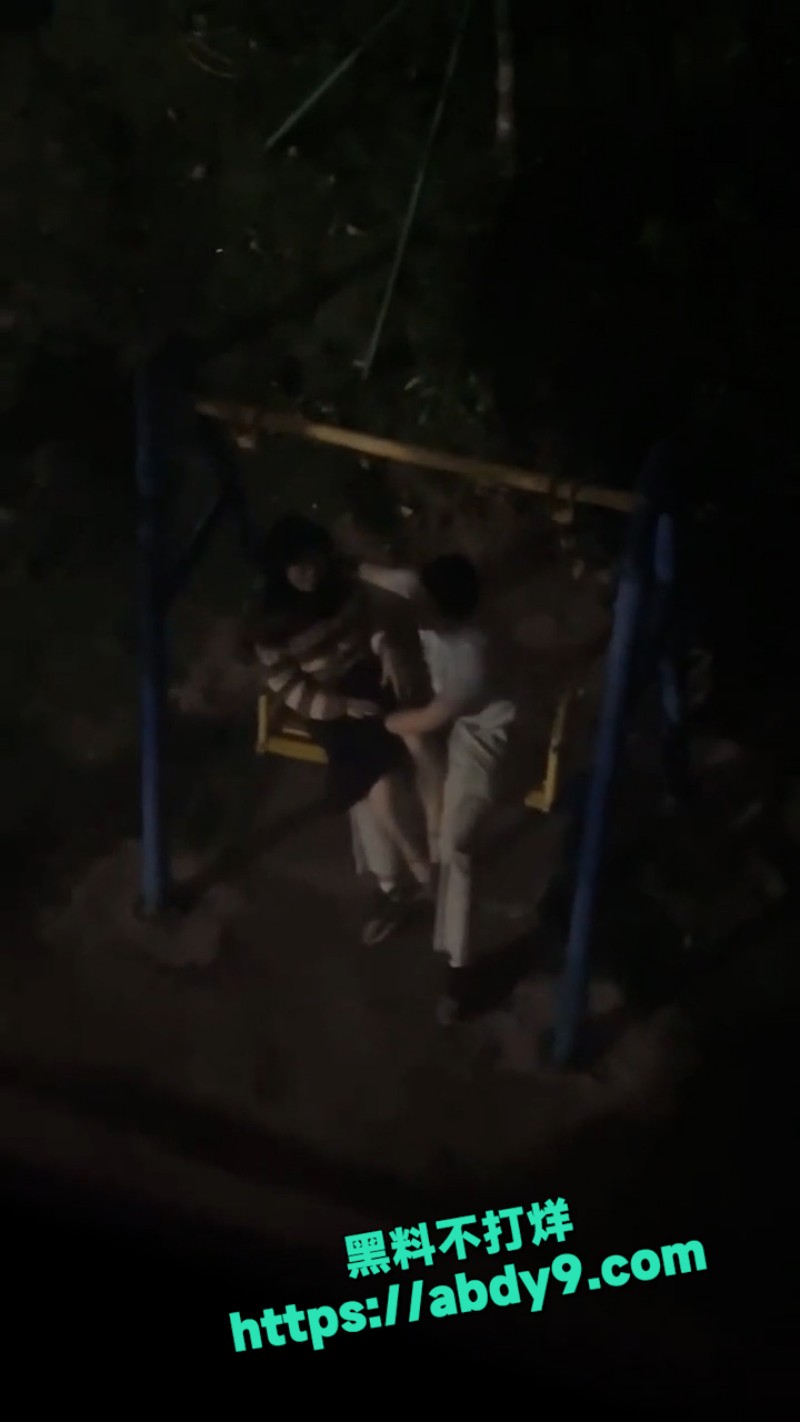 小情侣半夜在学校角落幽会 2