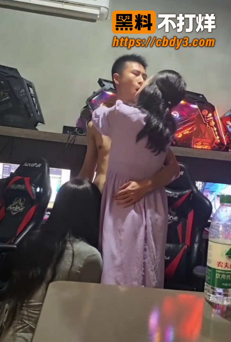 两姐妹为了能吃上这根粗大坚挺的大鸡巴 7