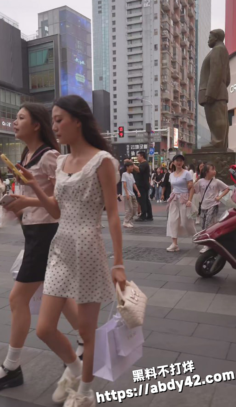 一箭双雕抄底两位小姐姐.jpg4