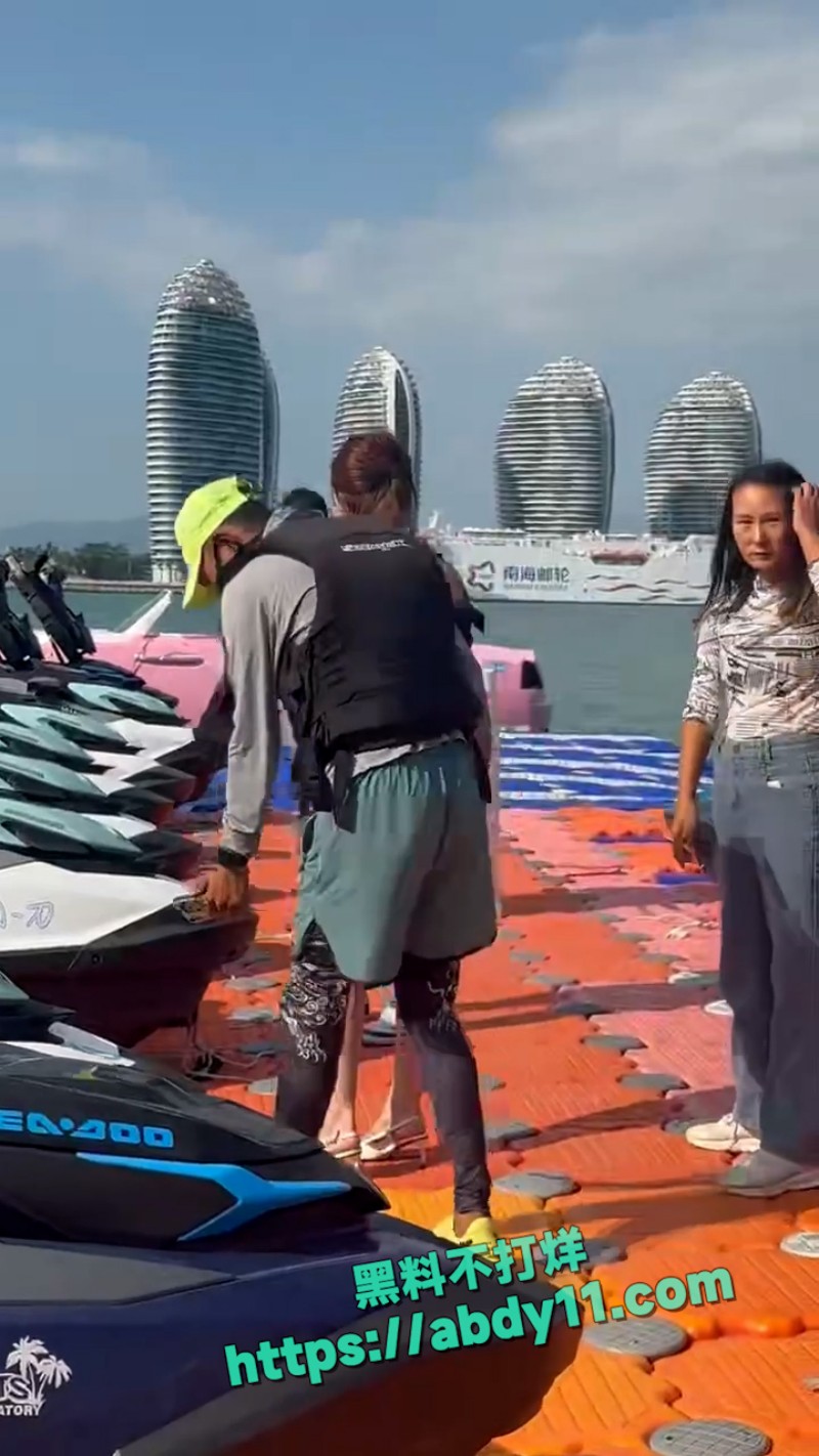 海南三亚钟情会所海边女人打架 8