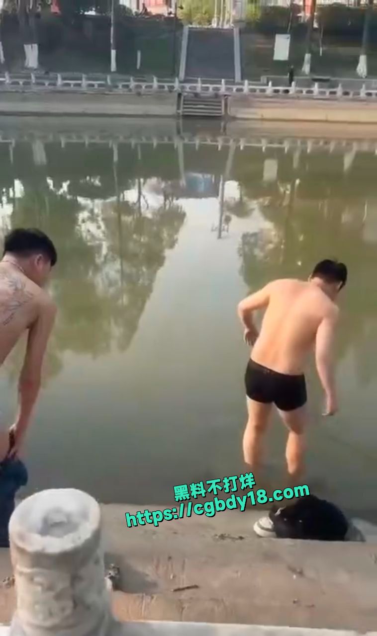 两名男子疑似打赌下河 结果一人发生意外5