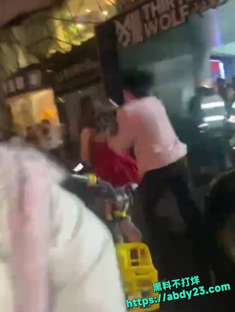 武汉红裙子女生怒怼男友9