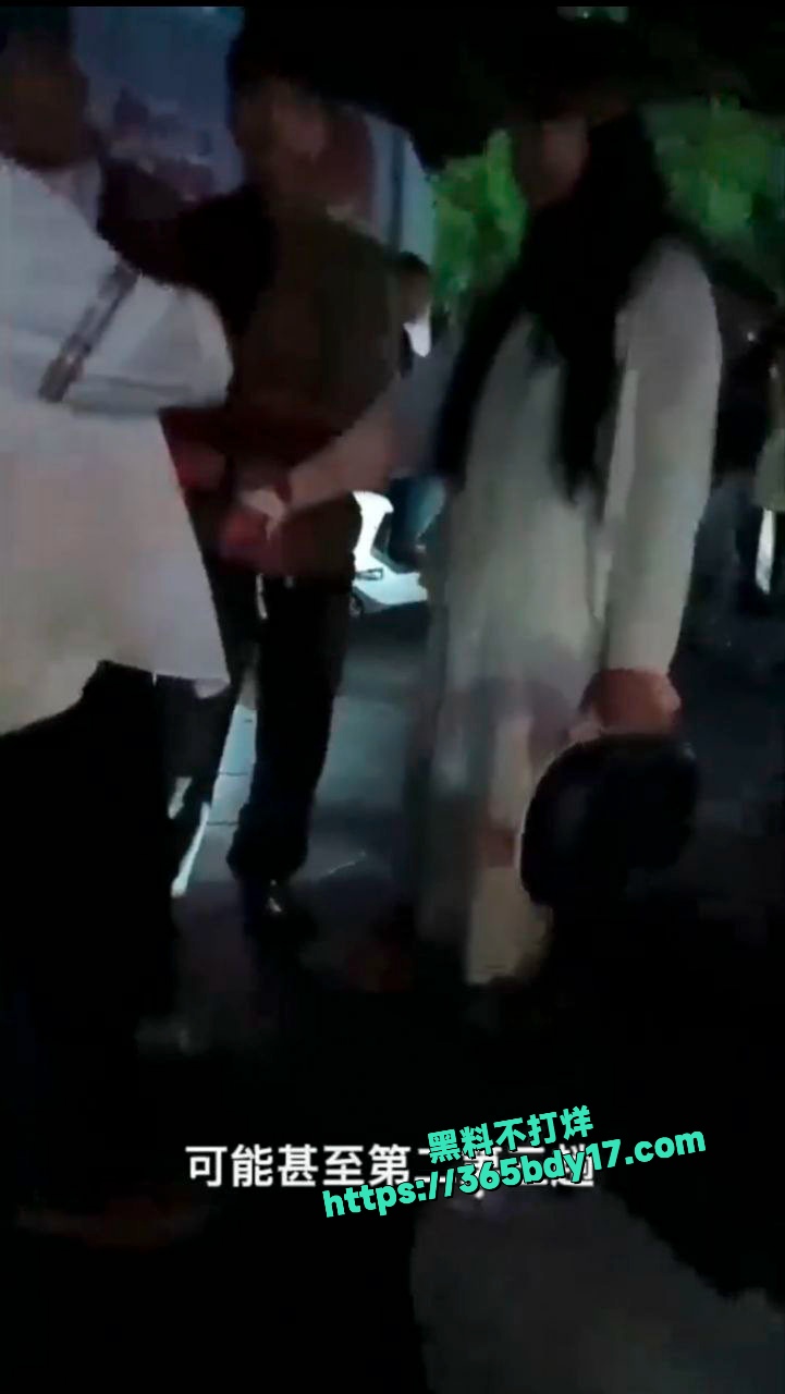 女子和男朋友约会被老公抓包 4
