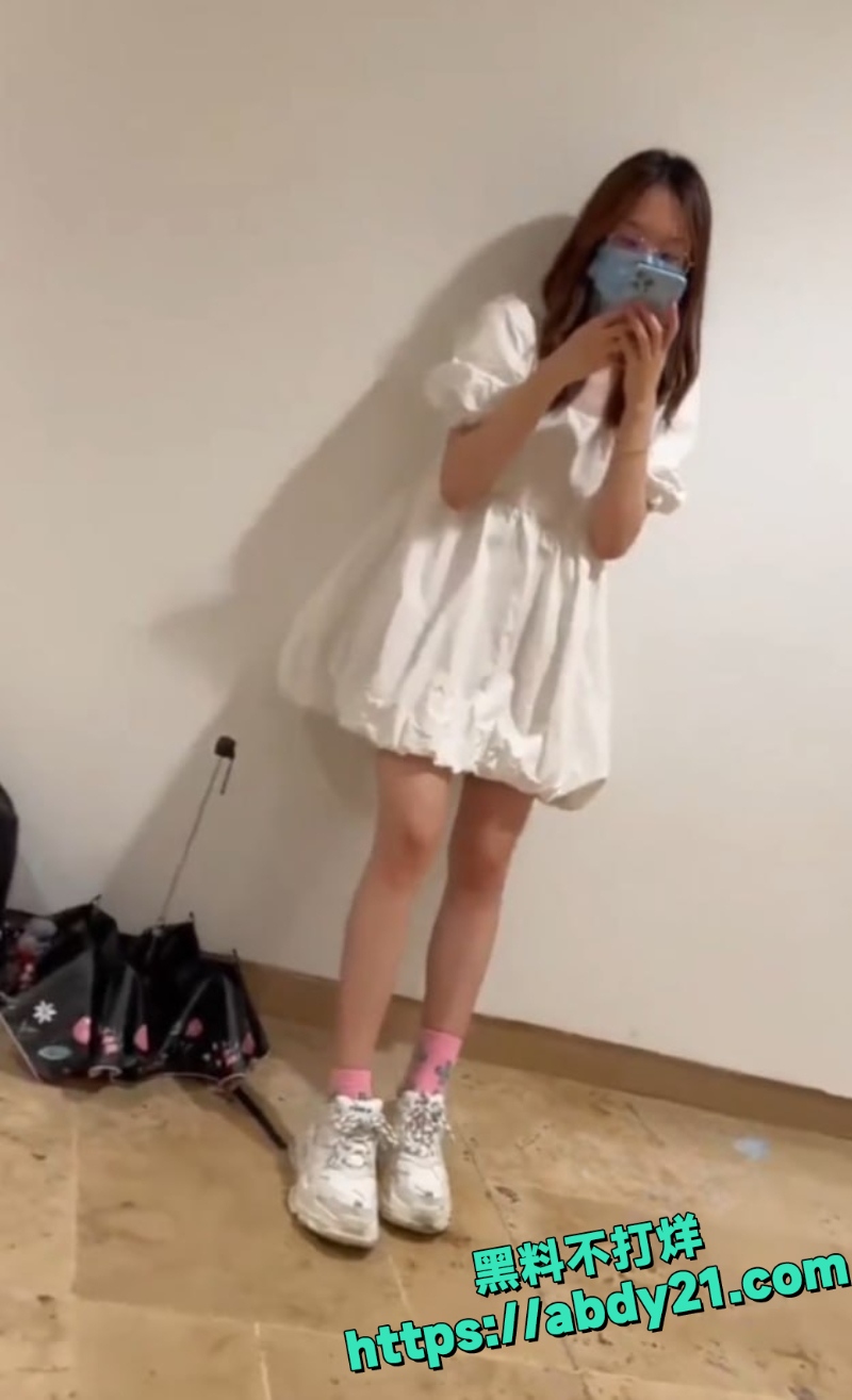 抄底偷拍真空小姐姐4