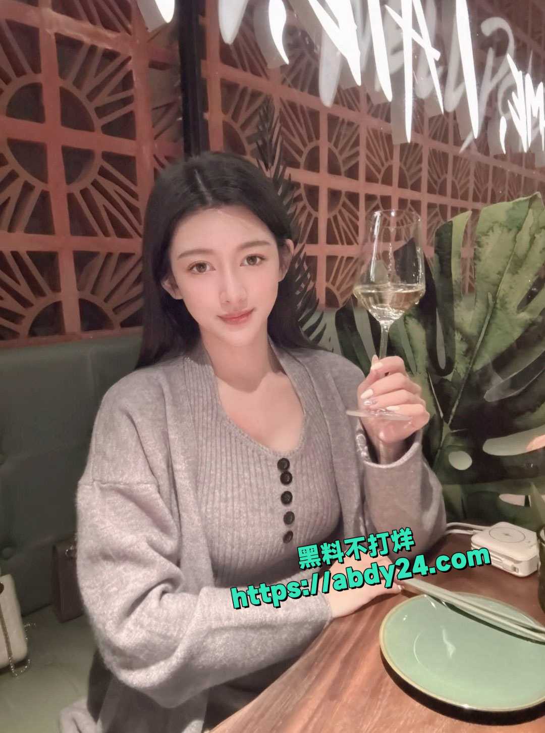 巨乳医美整容师早期下海视频 5