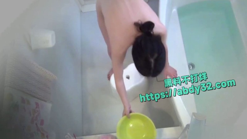 邪恶的房东浴室暗藏摄像头7