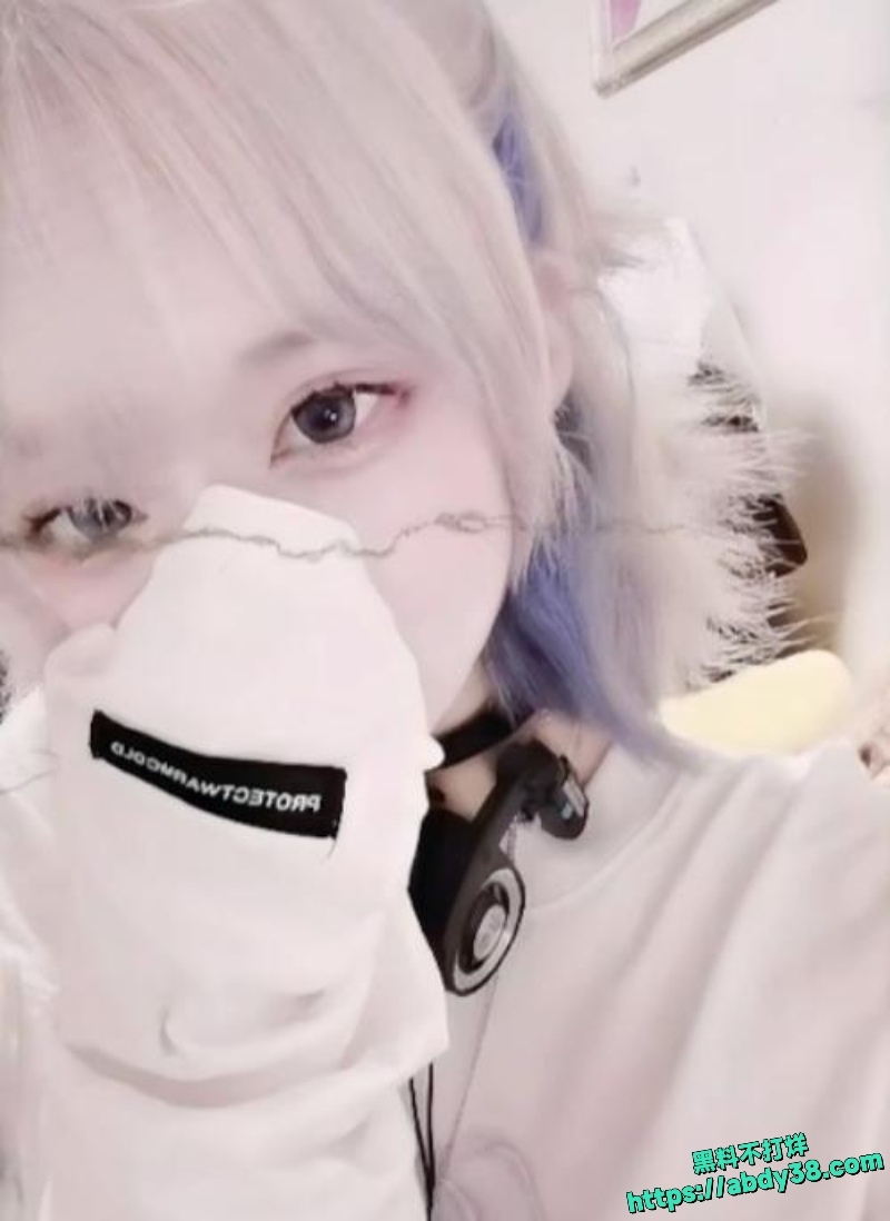原创投稿 曝光西安工业大学2023级电子信息专业一个婊子 经常发情给人发私房照2