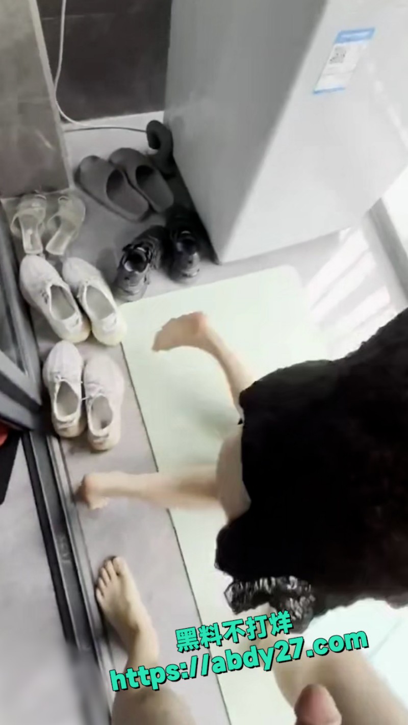 趁着继父洗澡 3