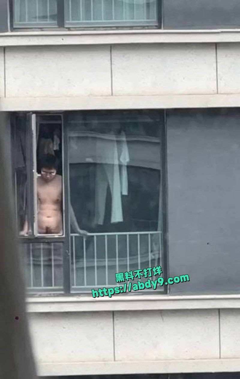 裸体眼镜哥窗户意淫街头美女打飞机 3