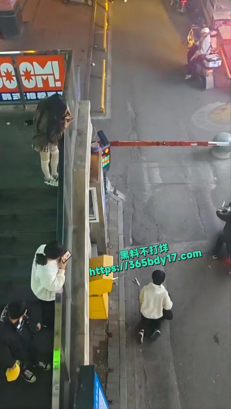 吉林四平市一男子被女友调教跪地移动4