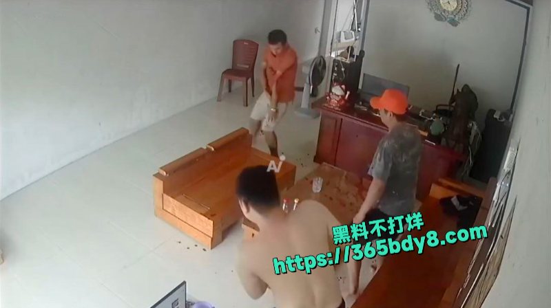 越南一名男子因感情纠纷砍断了另一名男子的手臂3
