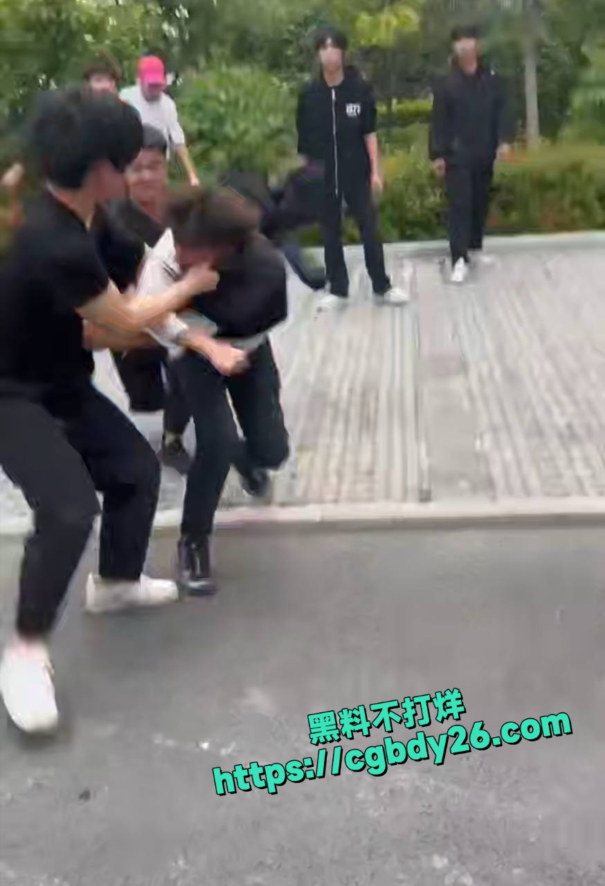 精神小伙打架现场5