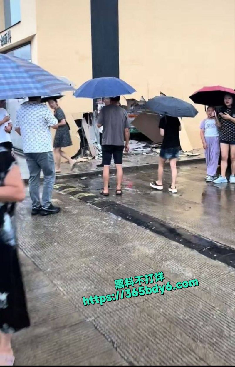 江苏南通突发惨烈车祸新能源汽车直接撞穿商场墙体1