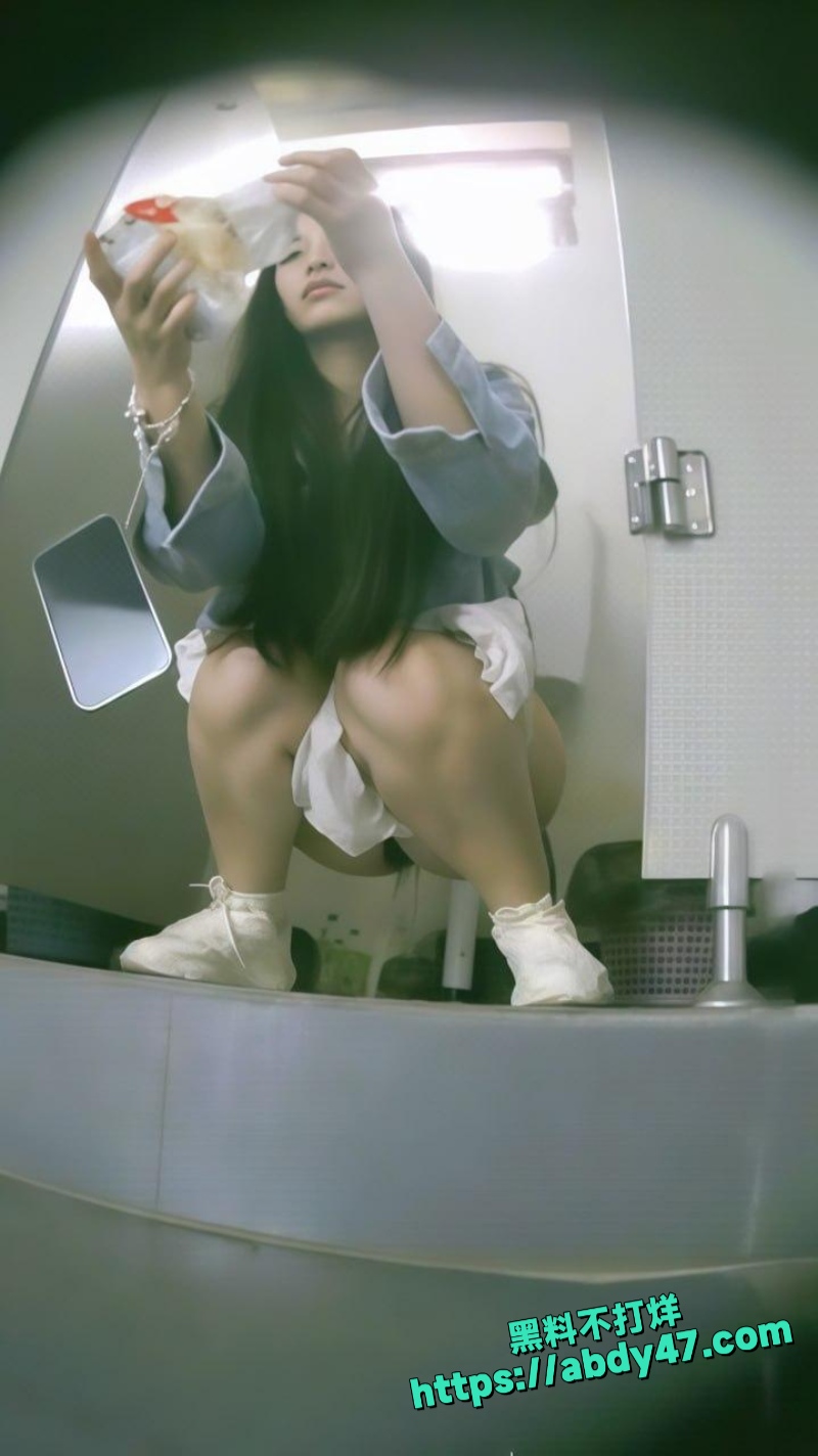 惊爆路边女厕偷拍1