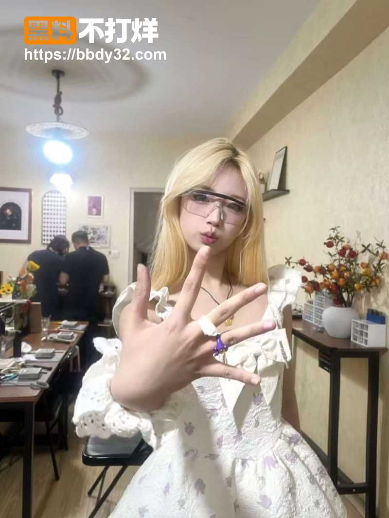 黄毛精神小妹出租屋情趣2
