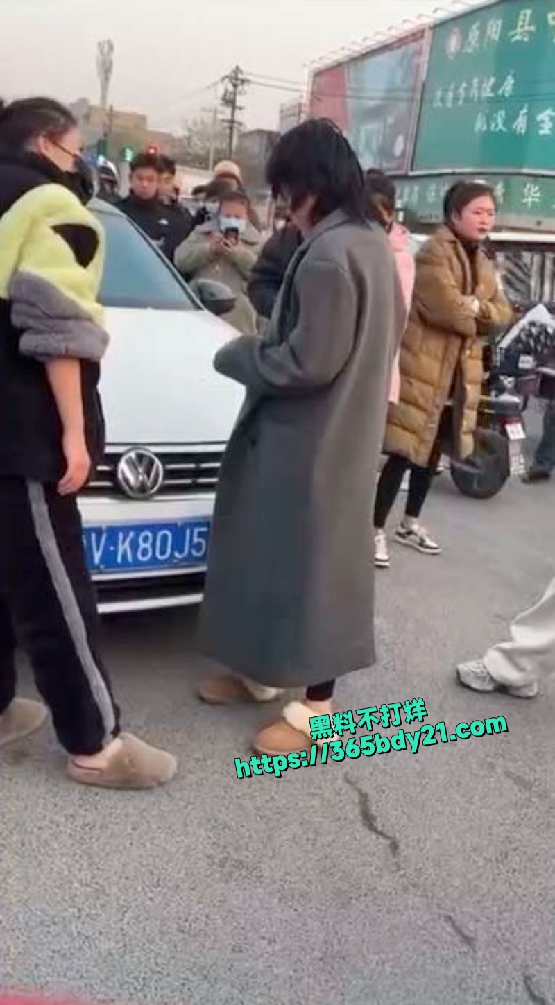 原配街头手撕小三现场曝光头发被剪当众社死 9