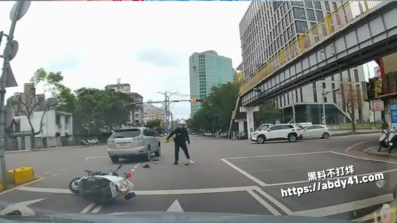 台湾新竹撞车后碾压警察.jpg7