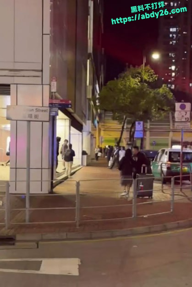 屯门市广场男子持刀挟持人质 2