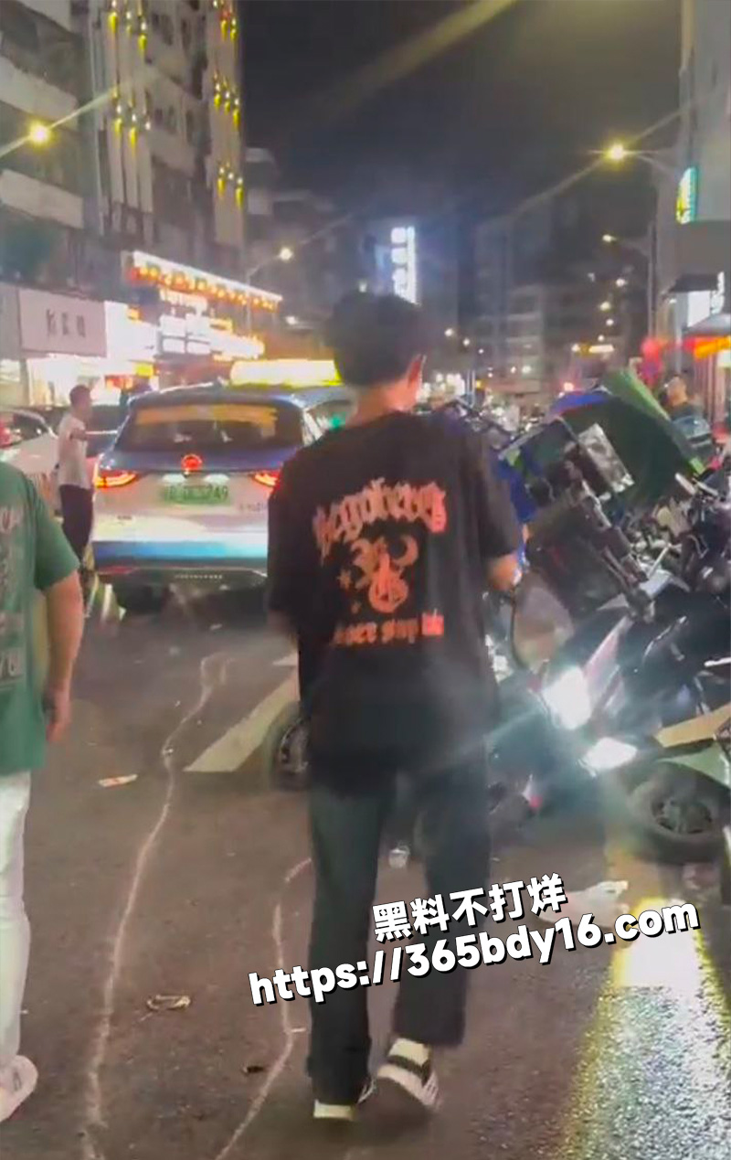 深圳龙岗区布吉路出租车冲撞行人 6