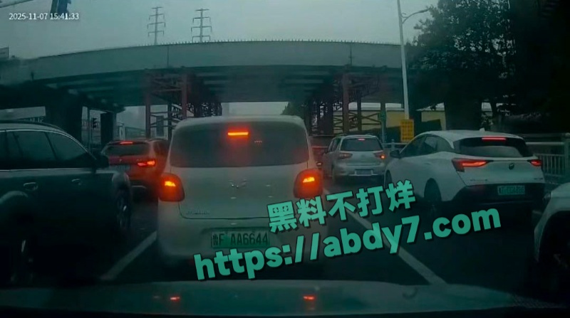 烟台渣土车侧翻掩埋两车事件详报 5