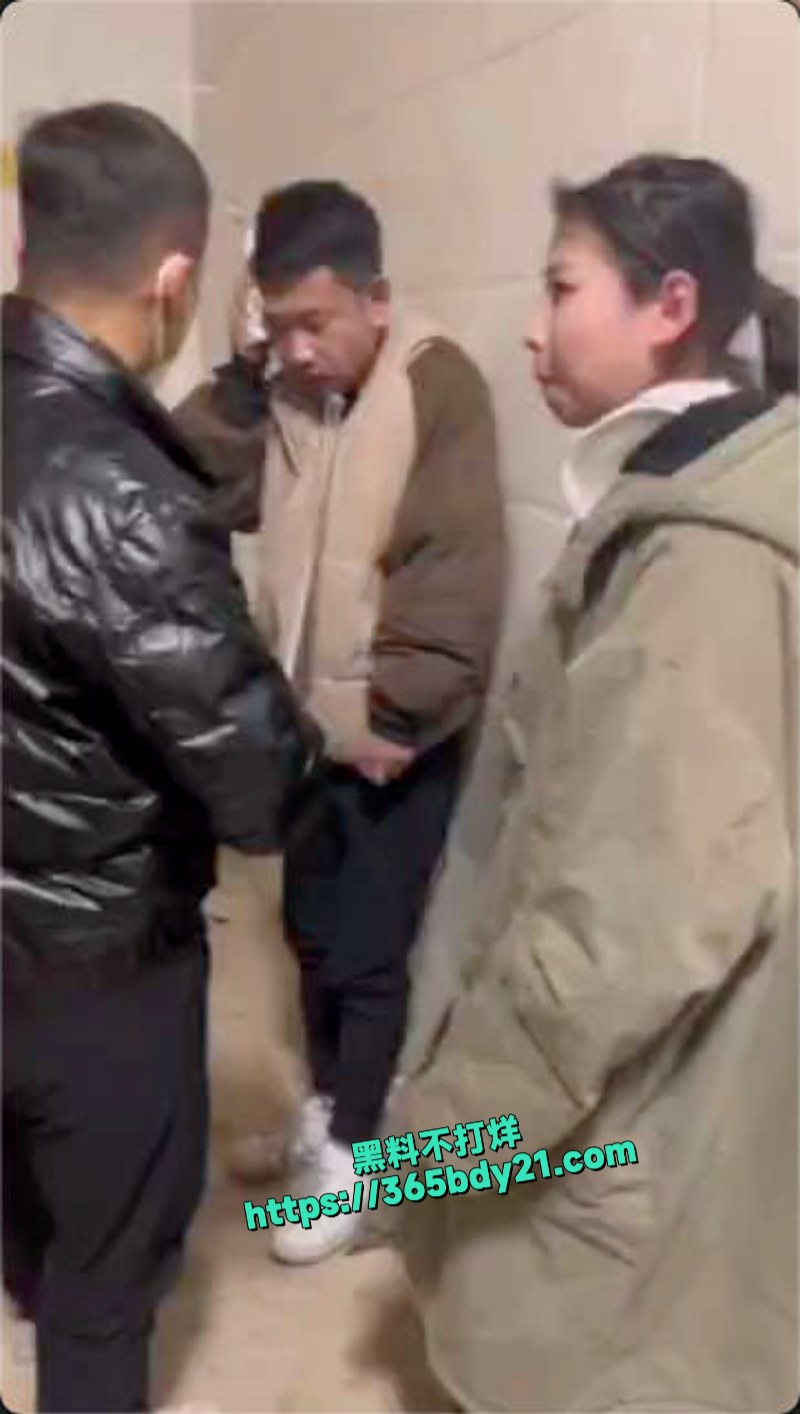 原配捉奸暴打奸夫淫妇现场实况  9