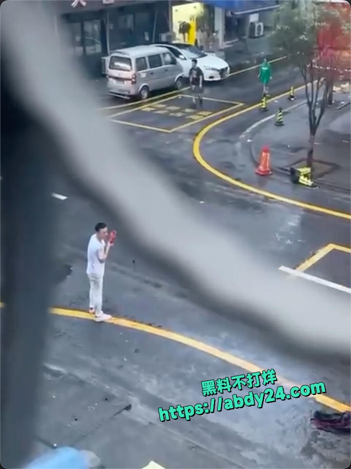 三名人员在公共街道发生激烈对峙 11